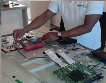 Trabajo técnico en mesa electrónica